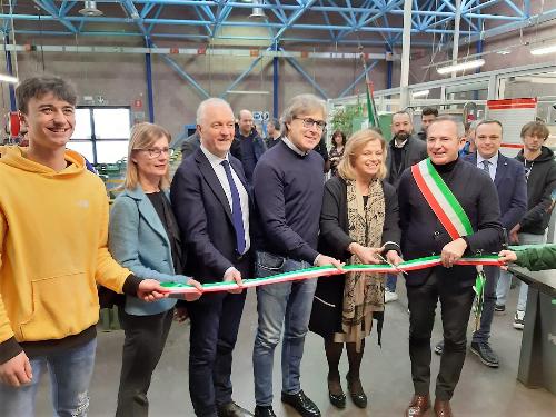 L'assessore regionale alle Attività produttive Sergio Emidio Bini all'inaugurazione della macchina a Controllo numerico all'Ipsia Ceconi di Codroipo con la dirigente dell'ISIS Maddalena Venzo, il sindaco di Codroipo Fabio Marchetti e il titolare dell'azienda Pmp-Promec di Coseano Luigino Pozzo.